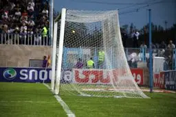 وضعیت عجیب تیرک‌های کج استادیوم ملوان (عکس)