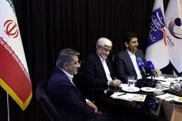 عارف: ایران صاحب تنگه هرمز است و به هیچ قیمت آن را از دست نمی‌دهد