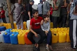 کودکان و آوارگان فلسطینی در صف دریافت کمی آب شرب