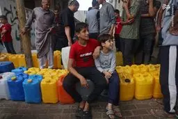 کودکان و آوارگان فلسطینی در صف دریافت کمی آب شرب