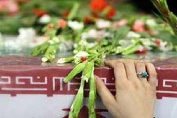 لحظه کشف پیکر دو شهید دفاع مقدس در جزیره مجنون