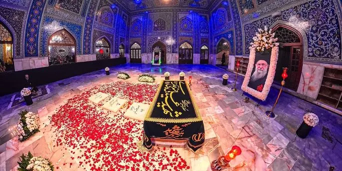 مراسم تدفین رهبر شهید شبانه با دستان رهبر انقلاب انجام شد