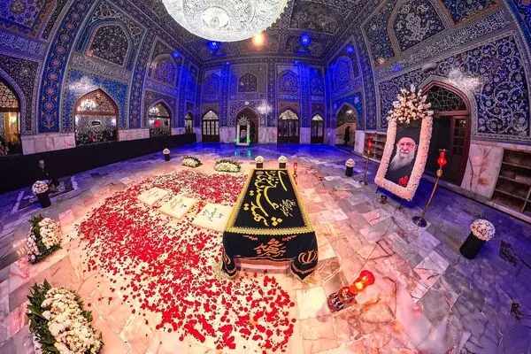 مراسم تدفین رهبر شهید شبانه با دستان رهبر انقلاب انجام شد