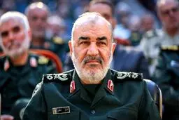 تصویری از فرمانده کل سپاه با لباس شخصی کنار رئیسی