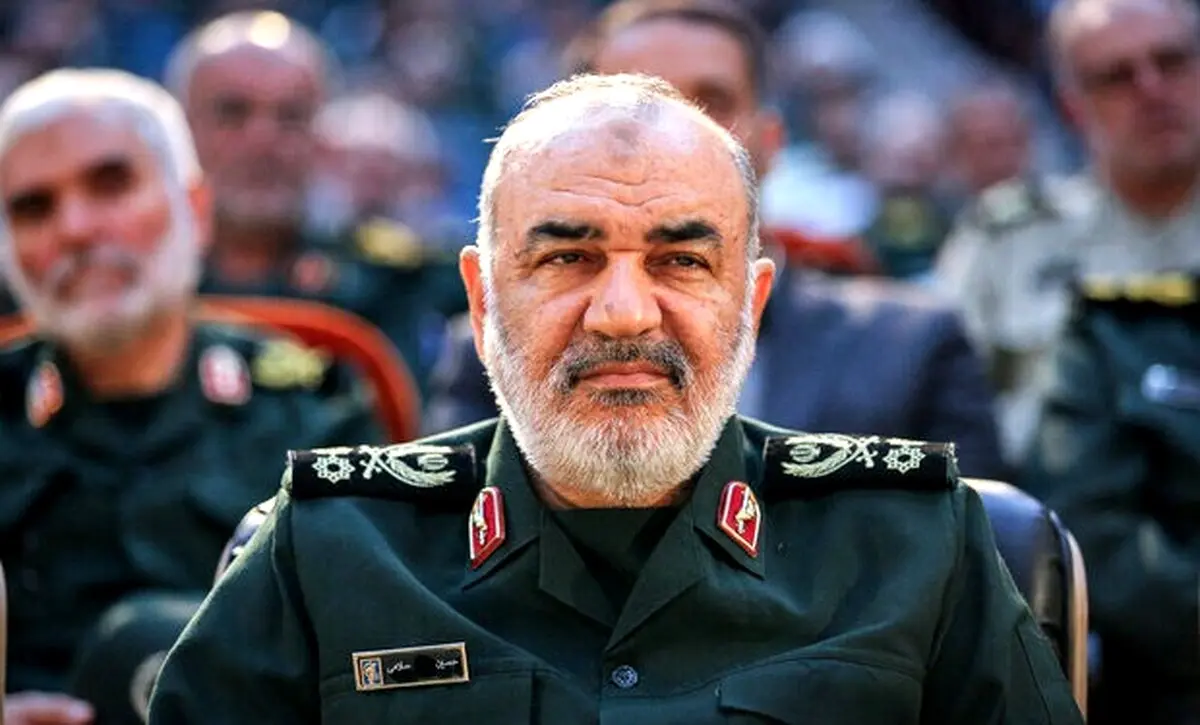 تصویری از فرمانده کل سپاه با لباس شخصی کنار رئیسی