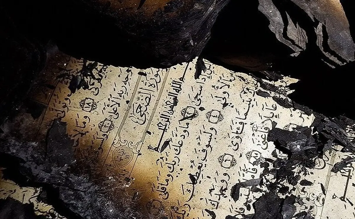 لحظه اقامه نماز در مسجد سوخته توسط اغتشاشگران