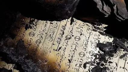 لحظه اقامه نماز در مسجد سوخته توسط اغتشاشگران