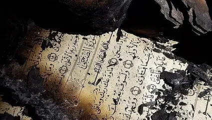 لحظه اقامه نماز در مسجد سوخته توسط اغتشاشگران