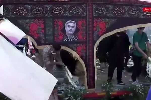 احترام نظامی دانشجویان دانشگاه شریف با لباس فارغ التحصیلی به پیکر شهدا