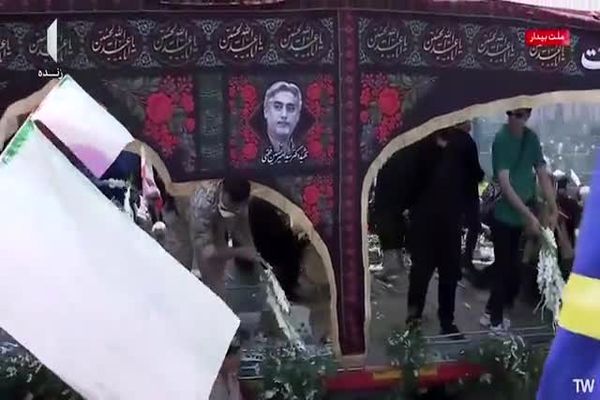 احترام نظامی دانشجویان دانشگاه شریف با لباس فارغ التحصیلی به پیکر شهدا