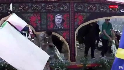 احترام نظامی دانشجویان دانشگاه شریف با لباس فارغ التحصیلی به پیکر شهدا