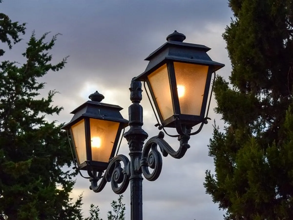 بررسی انواع چراغ پارکی مدرن و کلاسیک و کاربرد آن‌ها
