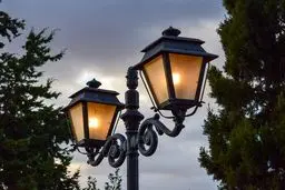 بررسی انواع چراغ پارکی مدرن و کلاسیک و کاربرد آن‌ها
