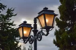 بررسی انواع چراغ پارکی مدرن و کلاسیک و کاربرد آن‌ها
