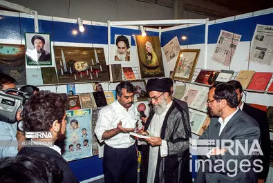 رهبری در نمایشگاه کتاب 
