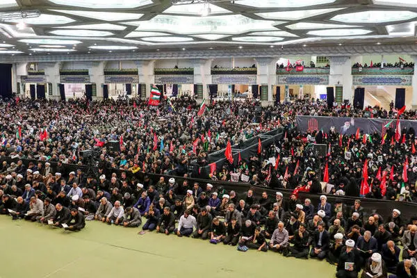 ببینید لحظه جمع‌آوری بنر بزرگ ترامپ را بکشید از مصلی