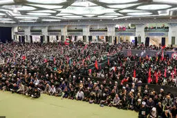 ببینید لحظه جمع‌آوری بنر بزرگ ترامپ را بکشید از مصلی