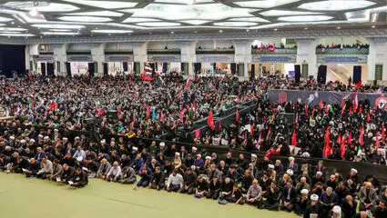 ببینید لحظه جمع‌آوری بنر بزرگ ترامپ را بکشید از مصلی