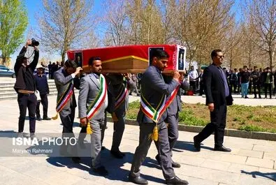 اکبر اعتماد