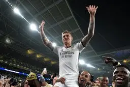 و آن پاس گل آخر: خدا پادشاه را حفظ کند!