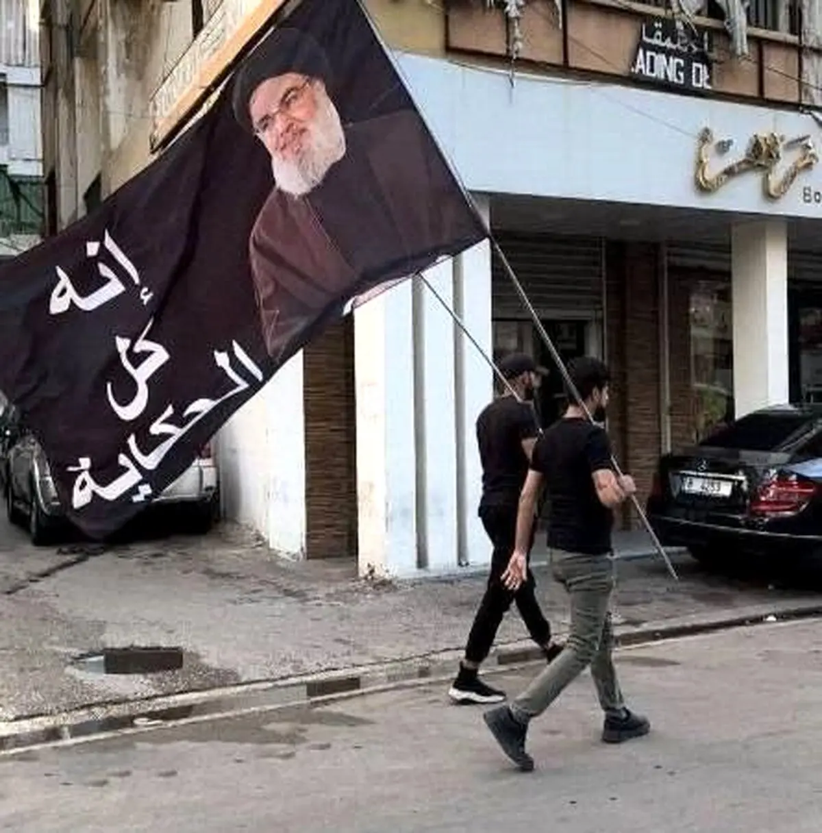 برافراشتن پرچم سیاه با تصویر نصرالله در بیروت + عکس