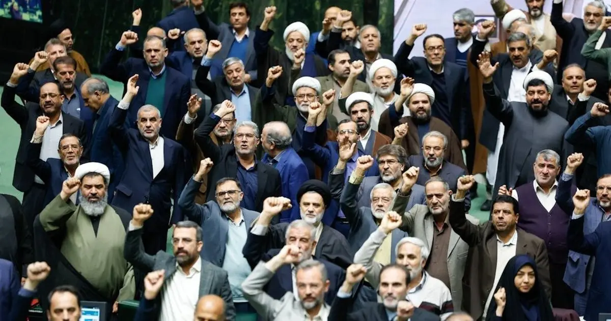  طنین شعار ای رهبر آزاده آماده‌ایم آماده در مجلس