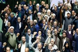  طنین شعار ای رهبر آزاده آماده‌ایم آماده در مجلس