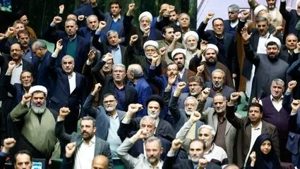  طنین شعار ای رهبر آزاده آماده‌ایم آماده در مجلس