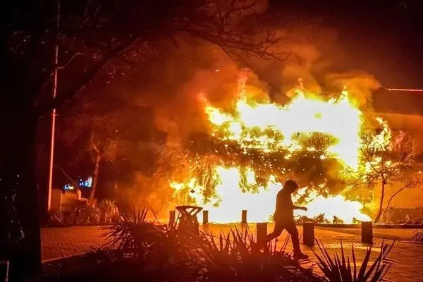 فیلمی دیده نشده از حمله آشوبگران و آتش زدن بانک‌ها 