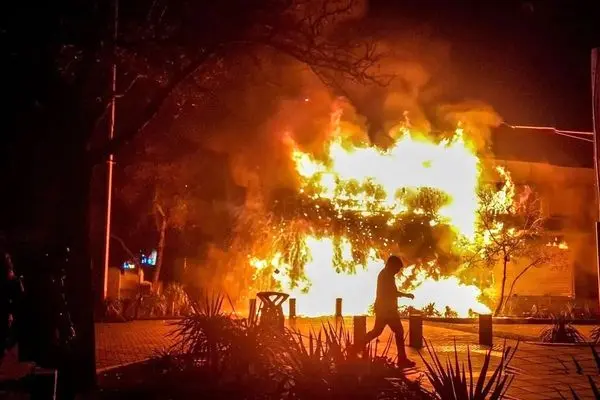 فیلمی دیده نشده از حمله آشوبگران و آتش زدن بانک‌ها 