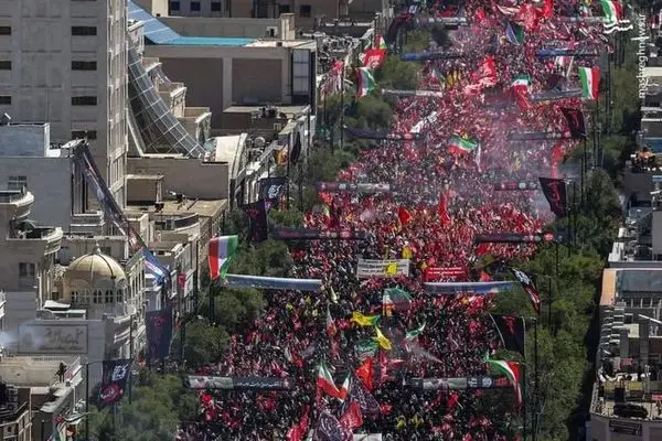 پیکر رهبر شهید در آغوش مردم مشهد
