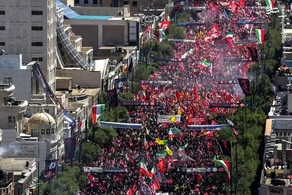 پیکر رهبر شهید در آغوش مردم مشهد
