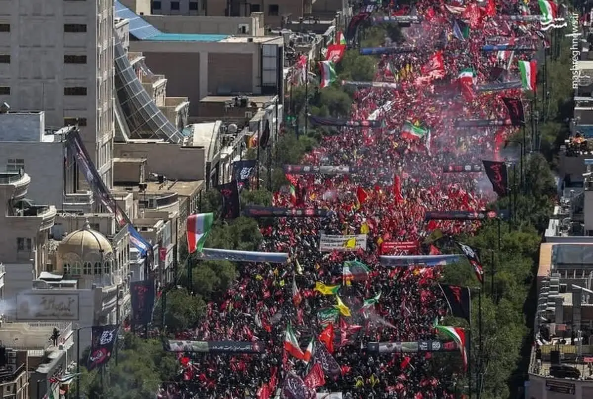 پیکر رهبر شهید در آغوش مردم مشهد
