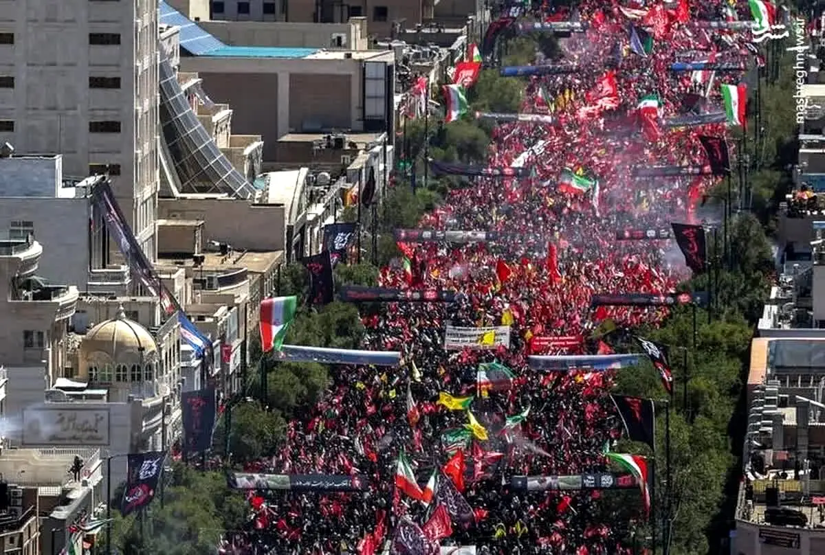 پیکر رهبر شهید در آغوش مردم مشهد
