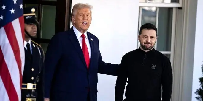 خرافاتی بودن ترامپ با نشان دادن دست شاخدار لو رفت