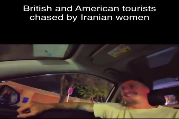تعقیب توریست‌های انگلیسی و آمریکایی توسط دو دختر ایرانی