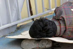 گوشه ایی باورنکردنی از زندگی شبانه معتادان و کارتن‌خواب‌ها 