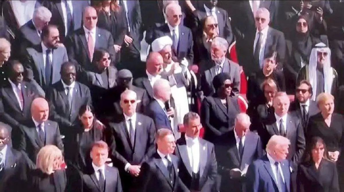 واکنش طنز اطلاعات به سلفی گرفتن نماینده ایران در واتیکان در مراسم تشییع پاپ