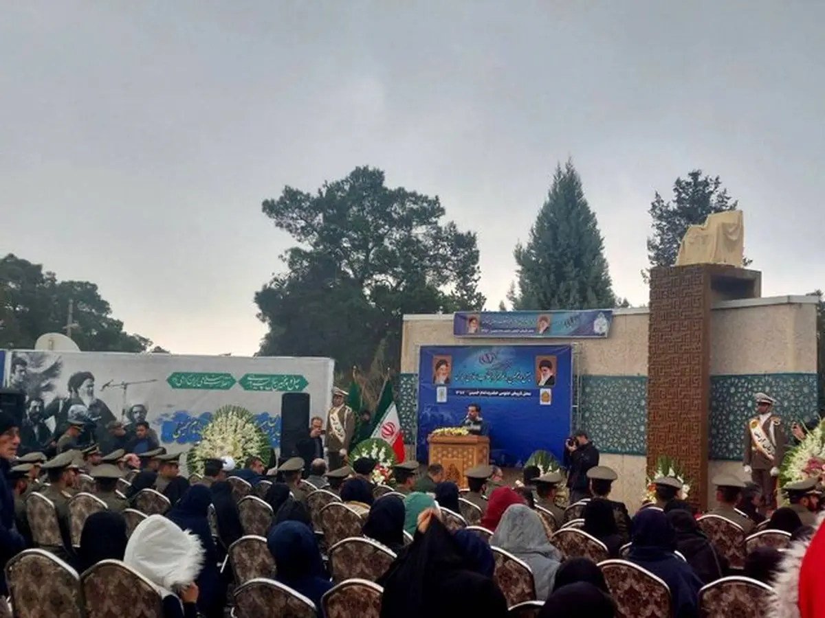 جایگاه جلوس امام خمینی(ره) در بهشت زهرا گلباران شد