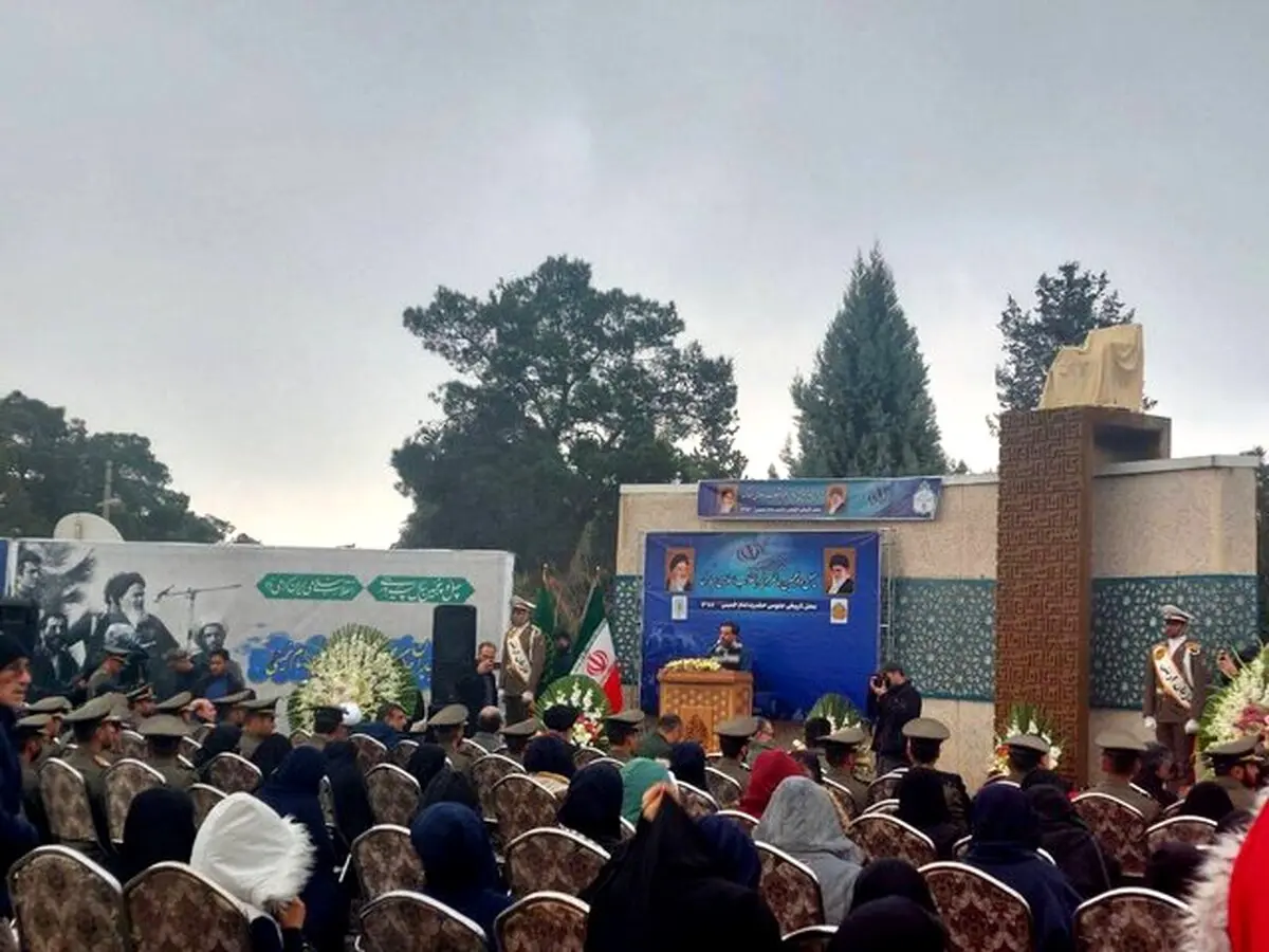 جایگاه جلوس امام خمینی(ره) در بهشت زهرا گلباران شد