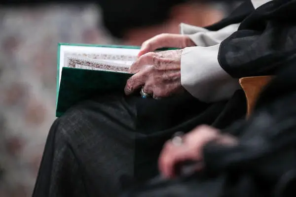 حیرت مترجم مشهور از پاسخ رهبر انقلاب + فیلم