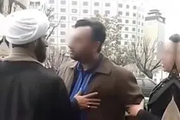 تذکر یک روحانی به خانمی در کنار همسرش بخاطر آرایش!