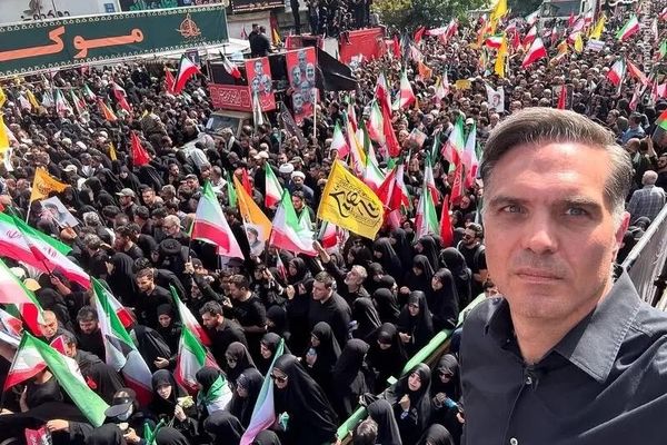 سلفی خبرنگار CNN با جمعیت در تشییع پیکر شهدا