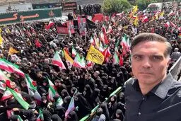 سلفی خبرنگار CNN با جمعیت در تشییع پیکر شهدا