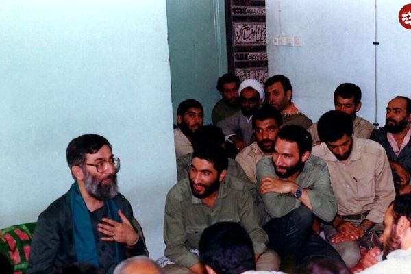 تصویر دیده‌نشده رهبر انقلاب در ۷۴ سال پیش با لباس خاص مدرسه‌ای