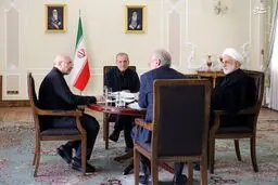 تصاویر یک فرد ناشناخته در جلسه سران قوا