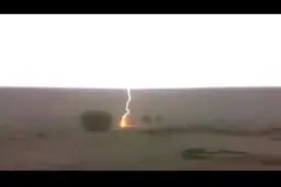 لحظه برخورد هولناک صاعقه در کرمان