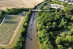 یک «گاف سیاسی بزرگ» در زمان سیل!/ جنجال خندیدن این مسئول به بدبختی مردم