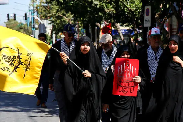 جمعیت پر شور در مشهد چشم به راه پیکر رهبر شهید