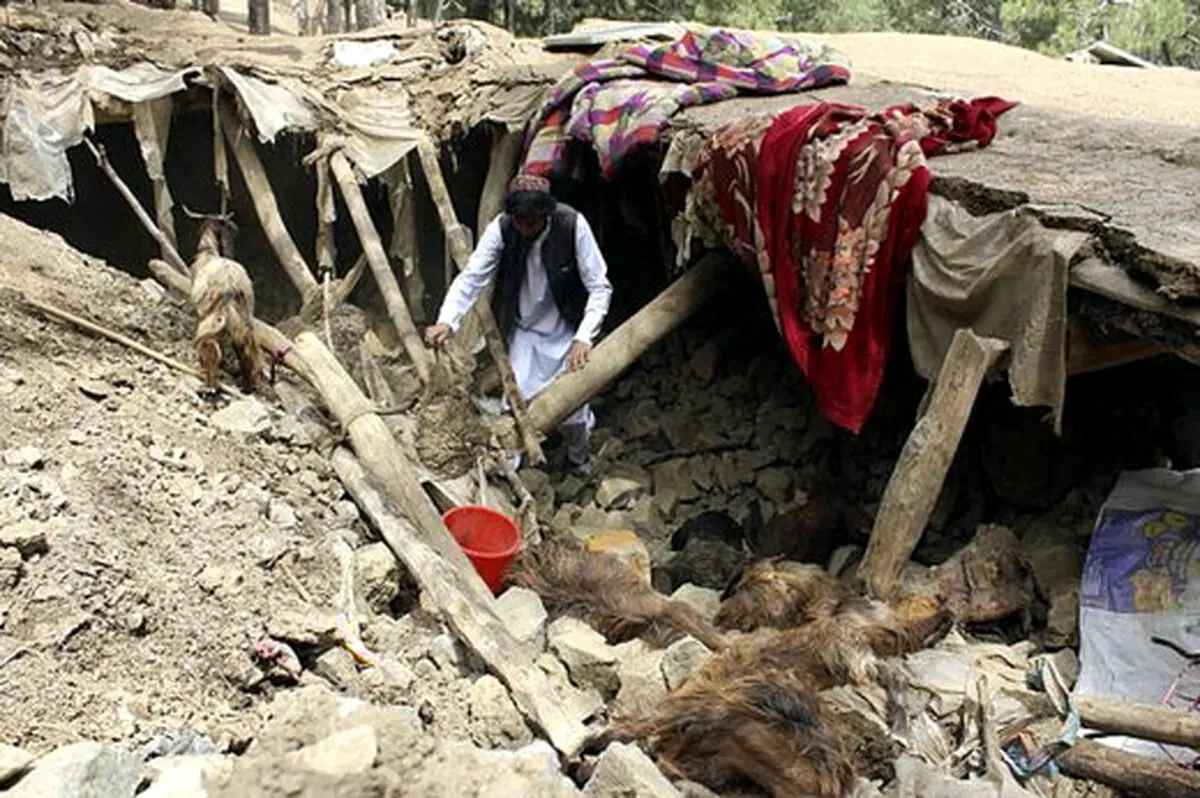  آواربرداری در افغانستان با دستان خالی پس از زلزله مرگبار